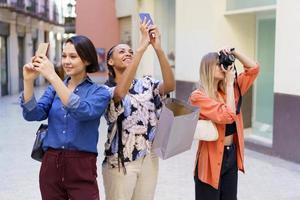 positieve diverse vrouwen die foto's maken van de stad foto