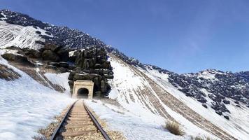 3D-renderinglandschap van met wintersneeuw bedekte bergen en enorme rotsen, heldere luchten. foto