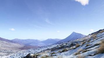 3D-renderinglandschap van met wintersneeuw bedekte bergen en enorme rotsen, heldere luchten. foto