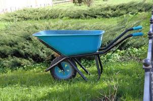 trolley voor het werken in de tuin. blauwe tuinkruiwagen foto