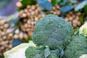 close-up van verse broccoli te koop in de markt foto