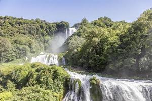 Marmore waterval in de regio Umbrië, Italië. verbazingwekkende cascade die in de natuur spettert. foto