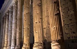 detail van verlichte kolomarchitectuur van 's nachts pantheon, rome - italië foto