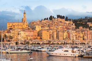 menton aan de franse riviera, genaamd de kust azur, gelegen in het zuiden van frankrijk bij zonsopgang foto