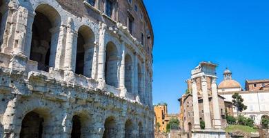 oude buitenkant van teatro macello - theater van marcellus - zeer dicht bij het colosseum, rome, italië. foto