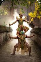 khon, is een klassieke Thaise dans in een masker. in de ramayana-literatuur is dit de strijd tussen de rama en de reus. foto