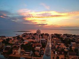 lang strandeiland bij zonsondergang foto