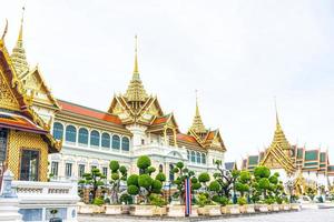 een oriëntatiepunt van het grote paleis is een gebouwencomplex in het hart van bangkok, thailand. foto