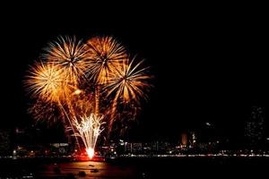 veel knipperend vuurwerk met nacht stadsgezicht achtergrond vieren nieuwjaar. foto