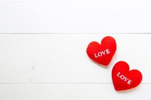 rood hart met liefde op houten achtergrond, 14 februari Valentijnsdag op hout, op grunge wit hout, viering en vakantie concept, bovenaanzicht. foto