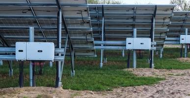 schone energie opwekken met zonnepanelen in een groot park in Noord-Europa foto