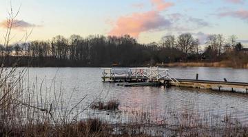 prachtig zonsonderganglandschap aan een meertje in Noord-Europa foto