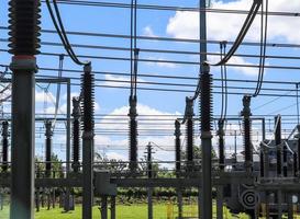 elektrische transformator. distributie van elektrische energie op een groot onderstation met veel hoogspanningslijnen op een zonnige dag foto