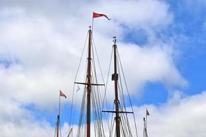 zeilschip mast tegen de blauwe lucht op sommige zeilboten met tuigage details. foto