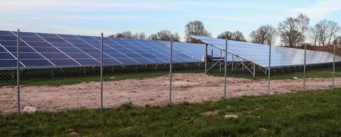 schone energie opwekken met zonnepanelen in een groot park in Noord-Europa foto