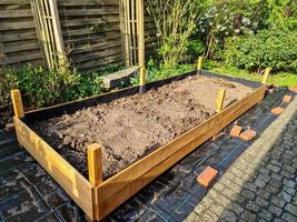 verhoogd kruidenbed tijdens de bouw in een Duitse tuin. foto