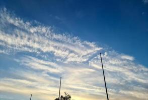 prachtig panorama van oranje en gele wolken bij zonsopgang foto