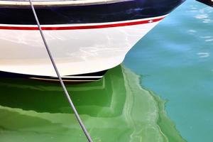 zeilschip mast tegen de blauwe lucht op sommige zeilboten met tuigage details. foto