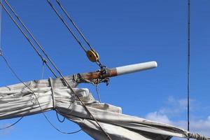 zeilschip mast tegen de blauwe lucht op sommige zeilboten met tuigage details. foto