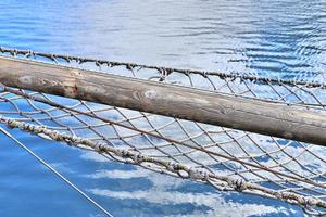 zeilschip mast tegen de blauwe lucht op sommige zeilboten met tuigage details. foto