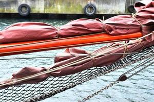 zeilschip mast tegen de blauwe lucht op sommige zeilboten met tuigage details. foto