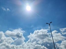 mooie pluizige witte wolkenformaties in een diepblauwe zomerlucht. foto