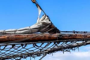 zeilschip mast tegen de blauwe lucht op sommige zeilboten met tuigage details. foto