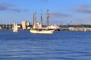 zicht op de Oostzee bij de haven van kiel met enkele boten en schepen foto