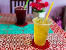 traditionele Thaise drank, ijskoud chrysanthemum bloemensap foto