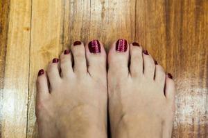 vrouwen voeten na pedicure met rode nagels foto