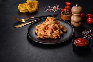 smakelijke smakelijke pasta tagliatelle spaghetti met tomatensaus en parmezaan foto