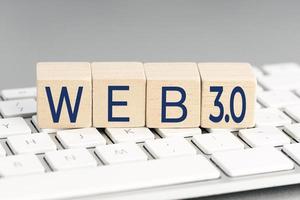 web 3.0 woord op houten blok op computertoetsenbord foto