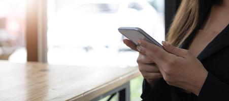 vrouw thuis maakt gebruik van een mobiele telefoon of mobiele telefoon. moderne technologie in het dagelijks leven. foto