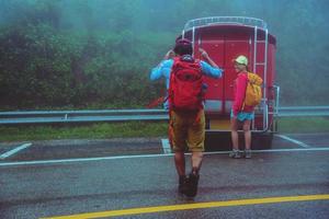 minnaar aziatische man en aziatische vrouwen reizen de natuur. natuurstudie in het regenwoud te midden van de regenachtige mist. reizen per minibus in chiangmai in thailand. foto