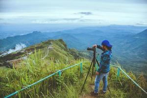 man aziaten reizen ontspannen in de vakantie. landschap op de mountain.thailand fotograferen foto