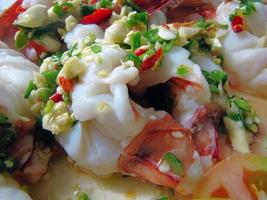 close-up zure hete en pittige salade garnalen garnaal Thaise stijl beroemd gerecht foto