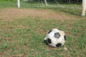 voetbal op het veld foto