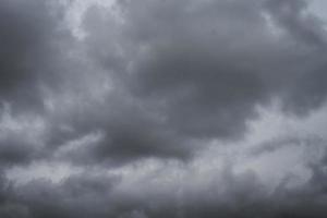 storm van het regenseizoen. donkere lucht en wolken achtergrond vervagen foto