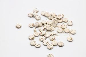 huisdier vitamine pillen geïsoleerd op witte achtergrond foto