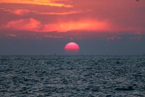 landschap zonsondergang met golven van de zee foto