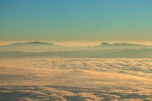 berglandschap van kleurrijke zonsopgang in de bergen. zicht op mistig en bewolking foto