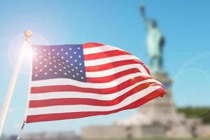amerikaanse vlag op de wazige achtergrond van het vrijheidsbeeld voor herdenkingsdag, 4 juli, dag van de arbeid, presidentendag, onafhankelijkheidsdag. foto
