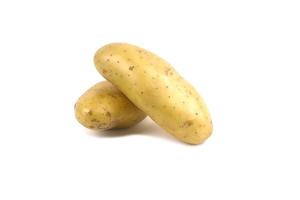 Verse aardappel of solanum tuberosum geïsoleerd op een witte achtergrond foto