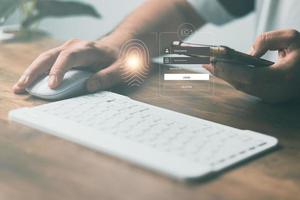 cyberbeveiligingsconcept, man's hand met behulp van een smartphone logt in op applicaties via vingerafdrukscannen. het is de veiligheid van de informatie foto