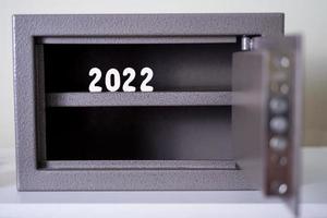 een metalen kluis en het jaar 2022, het ijzeren gordijn voor het land. foto