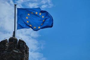 europese vlag tegen blauwe hemel foto
