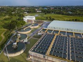 luchtfoto van watervoorziening en zuiveringstank voor het opruimen en recyclen van het verontreinigde afvalwater van industrieterrein foto