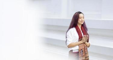 boeddhistische aziatische vrouw doet wandelmeditatie rond de tempel voor vrede en rustig religiebeoefeningsconcept foto