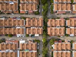 luchtfoto drone shot van buitenwijk omringd door dorp met hoge dichtheid in overbevolkingsstad voor huisvesting en onroerend goed concept foto