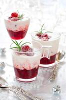 cranberry dessert met slagroom foto